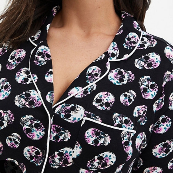 🆕 ☠SUPER SOFT BLACK FLORAL SKULL SLEEP DRESS☠ - Picture 4 of 5